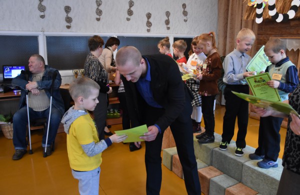 Jubiliejiniame šaškių turnyre mažiesiems taškus rinkti padėjo ir pedagogės