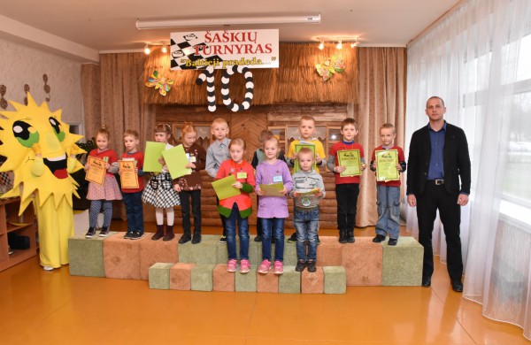 Jubiliejiniame šaškių turnyre mažiesiems taškus rinkti padėjo ir pedagogės