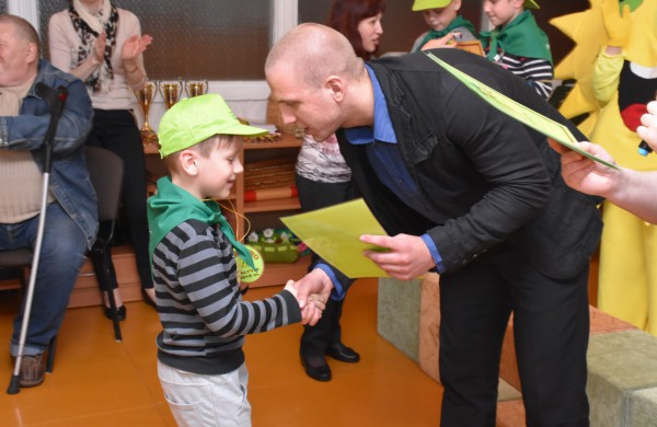 Jubiliejiniame šaškių turnyre mažiesiems taškus rinkti padėjo ir pedagogės