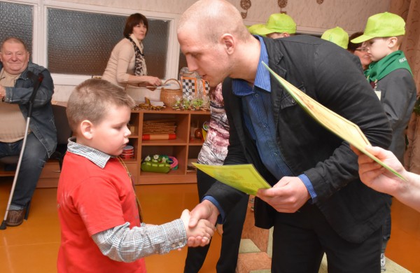 Jubiliejiniame šaškių turnyre mažiesiems taškus rinkti padėjo ir pedagogės