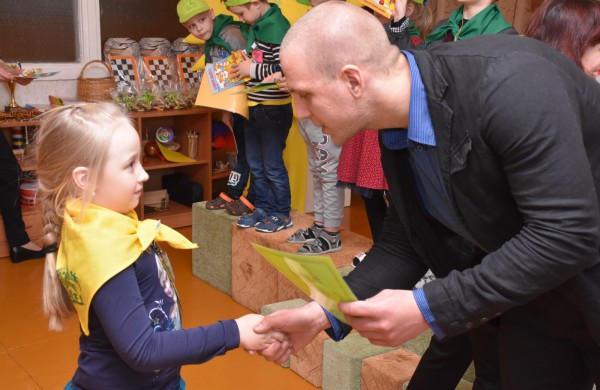 Jubiliejiniame šaškių turnyre mažiesiems taškus rinkti padėjo ir pedagogės