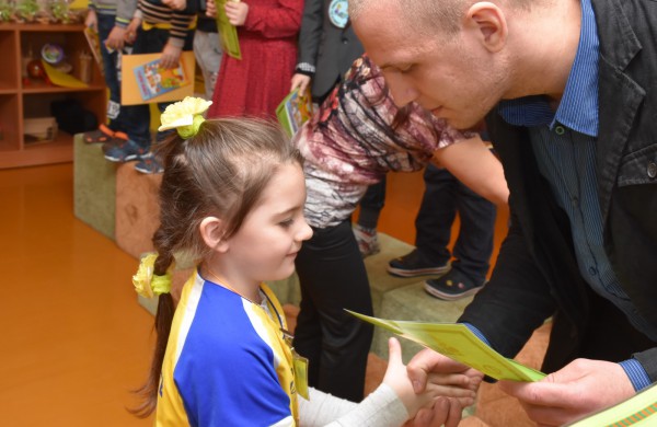 Jubiliejiniame šaškių turnyre mažiesiems taškus rinkti padėjo ir pedagogės