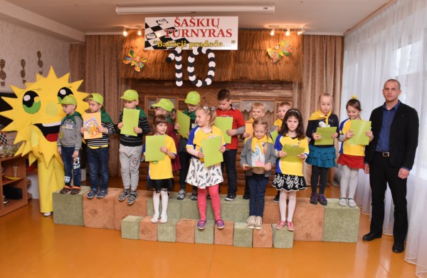 Jubiliejiniame šaškių turnyre mažiesiems taškus rinkti padėjo ir pedagogės