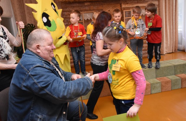 Jubiliejiniame šaškių turnyre mažiesiems taškus rinkti padėjo ir pedagogės