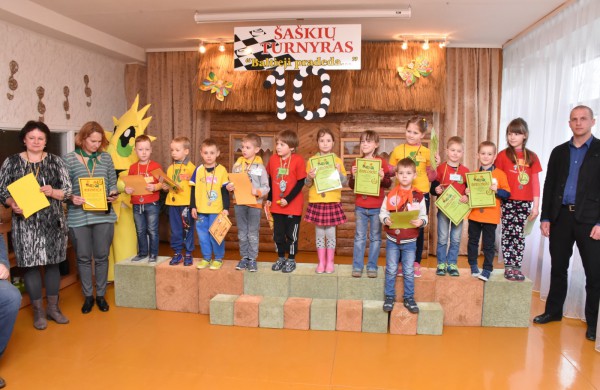 Jubiliejiniame šaškių turnyre mažiesiems taškus rinkti padėjo ir pedagogės