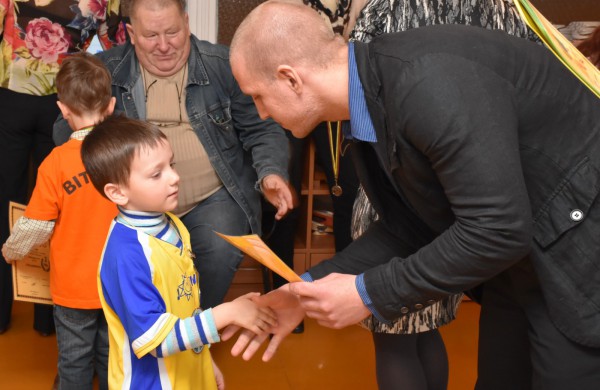 Jubiliejiniame šaškių turnyre mažiesiems taškus rinkti padėjo ir pedagogės