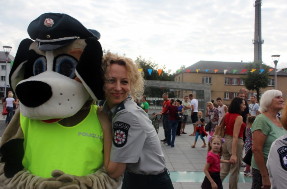 Jonavos policijos pareigūnė saugių atostogų linki ir Kauno vaikams