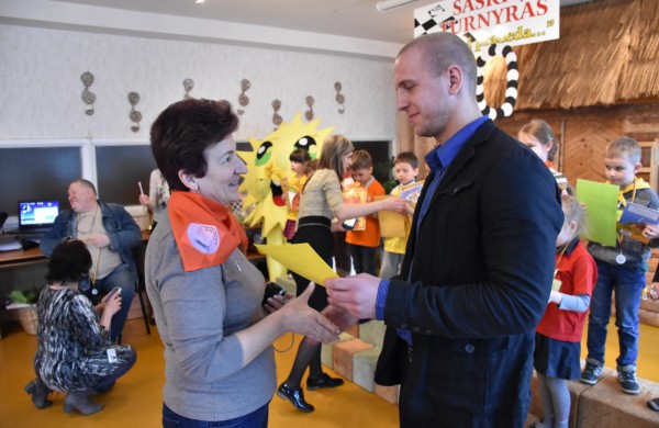 Jubiliejiniame šaškių turnyre mažiesiems taškus rinkti padėjo ir pedagogės