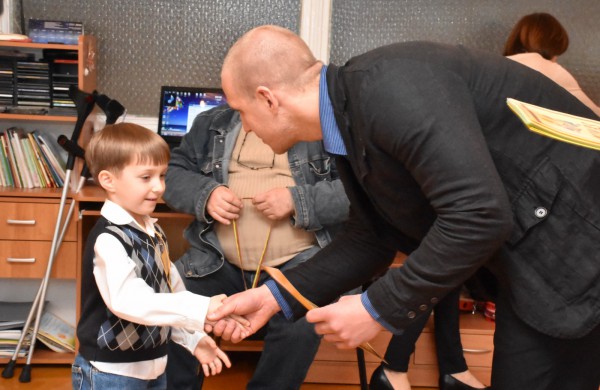 Jubiliejiniame šaškių turnyre mažiesiems taškus rinkti padėjo ir pedagogės