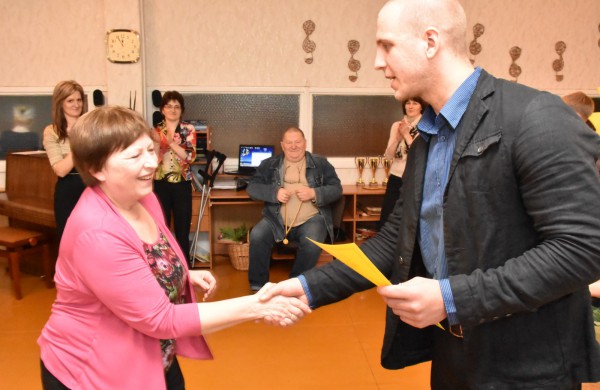 Jubiliejiniame šaškių turnyre mažiesiems taškus rinkti padėjo ir pedagogės