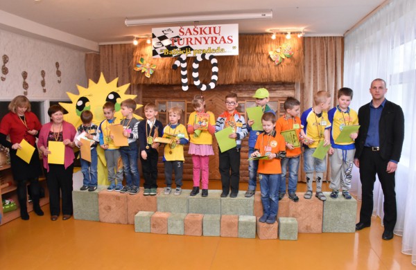 Jubiliejiniame šaškių turnyre mažiesiems taškus rinkti padėjo ir pedagogės