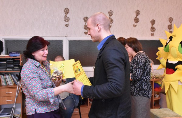 Jubiliejiniame šaškių turnyre mažiesiems taškus rinkti padėjo ir pedagogės