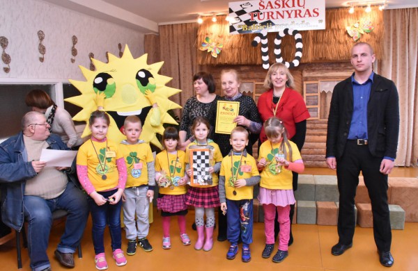Jubiliejiniame šaškių turnyre mažiesiems taškus rinkti padėjo ir pedagogės