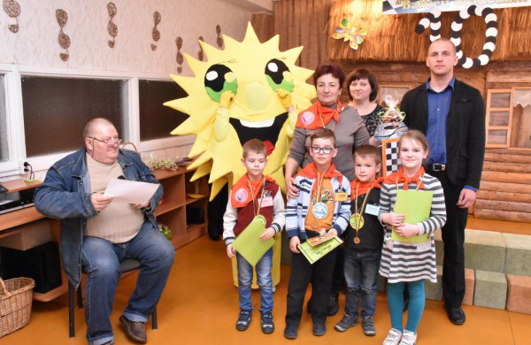 Jubiliejiniame šaškių turnyre mažiesiems taškus rinkti padėjo ir pedagogės