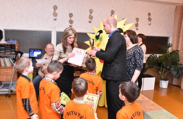 Jubiliejiniame šaškių turnyre mažiesiems taškus rinkti padėjo ir pedagogės