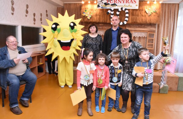 Jubiliejiniame šaškių turnyre mažiesiems taškus rinkti padėjo ir pedagogės