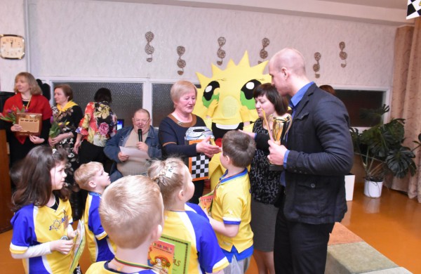 Jubiliejiniame šaškių turnyre mažiesiems taškus rinkti padėjo ir pedagogės