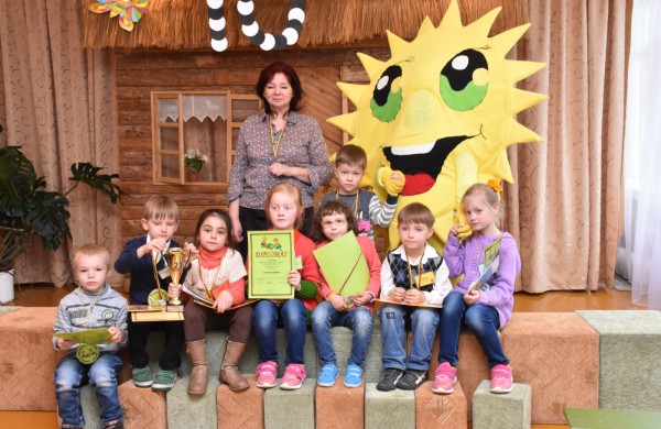 Jubiliejiniame šaškių turnyre mažiesiems taškus rinkti padėjo ir pedagogės