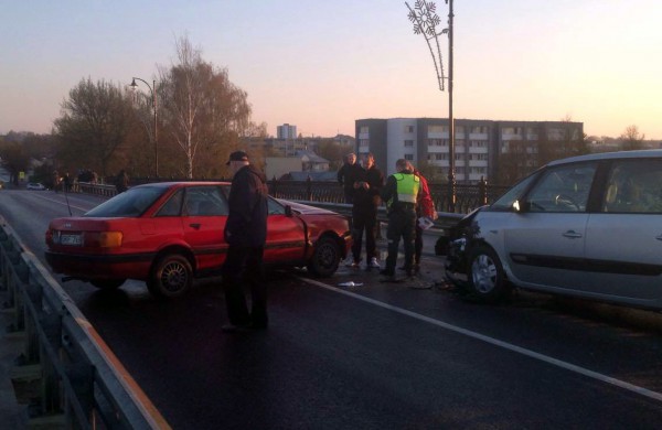 Ant tilto per Nerį susidūrė keturi automobiliai