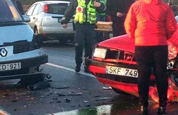 Ant tilto per Nerį susidūrė keturi automobiliai
