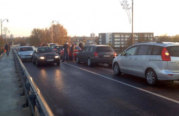 Ant tilto per Nerį susidūrė keturi automobiliai