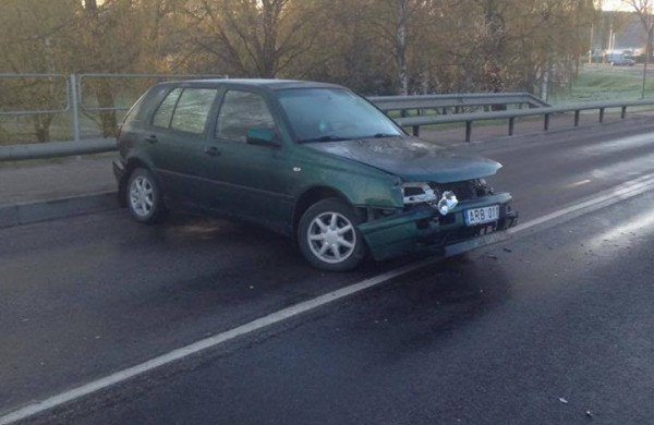 Ant tilto per Nerį susidūrė keturi automobiliai