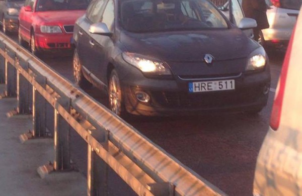 Ant tilto per Nerį susidūrė keturi automobiliai