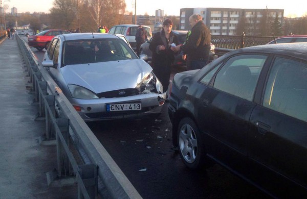 Ant tilto per Nerį susidūrė keturi automobiliai