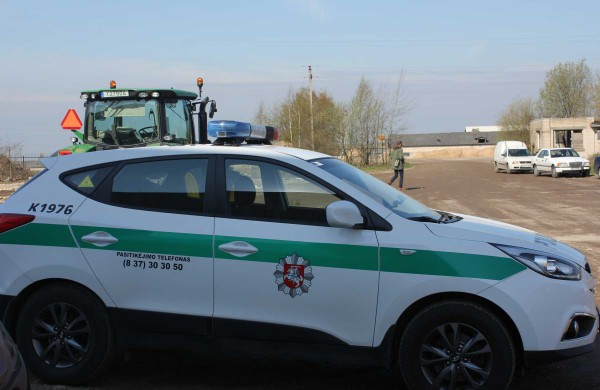 Jonavos rajone rasti septyni Švedijoje vogti traktoriai