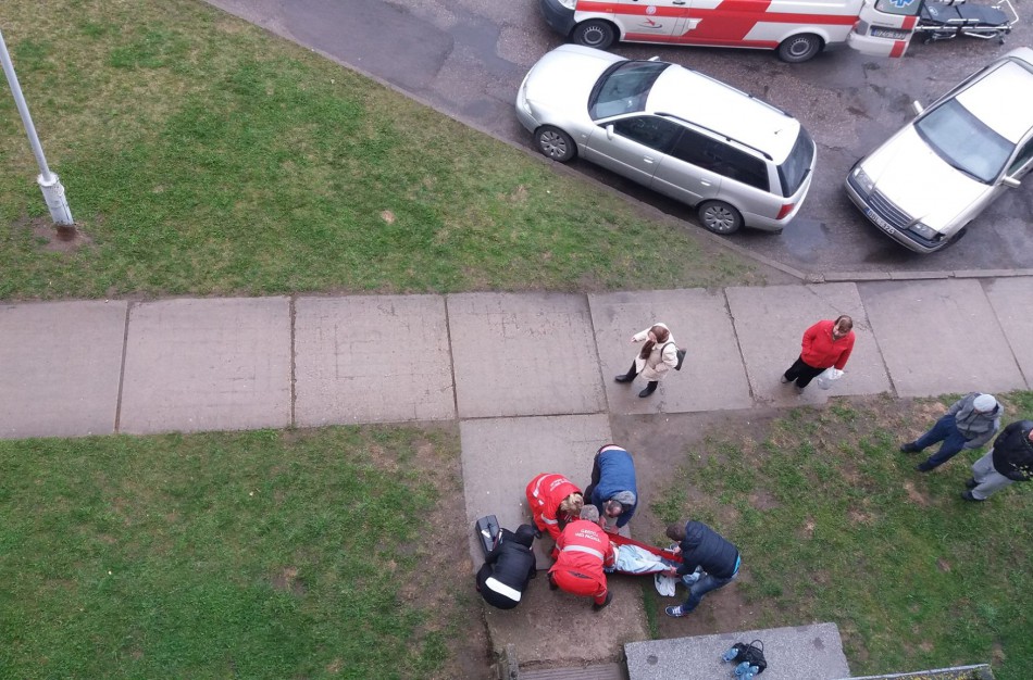 Dviguba tragedija: prieš vyro laidotuves keistomis aplinkybėmis mirė jo draugė