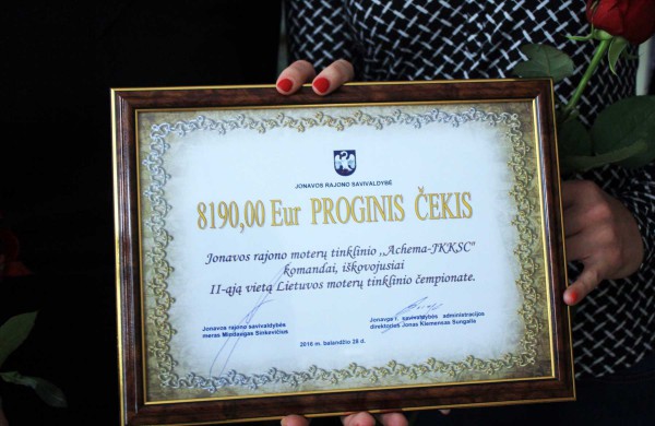 Apdovanotos sidabro medalius laimėjusios tinklininkės