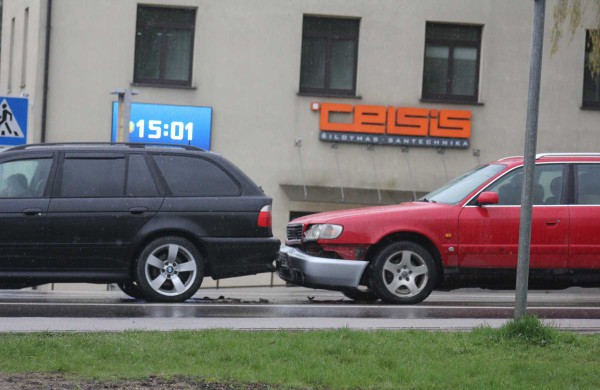 Tiltas per Nerį šią savaitę vairuotojams "nedraugiškas"