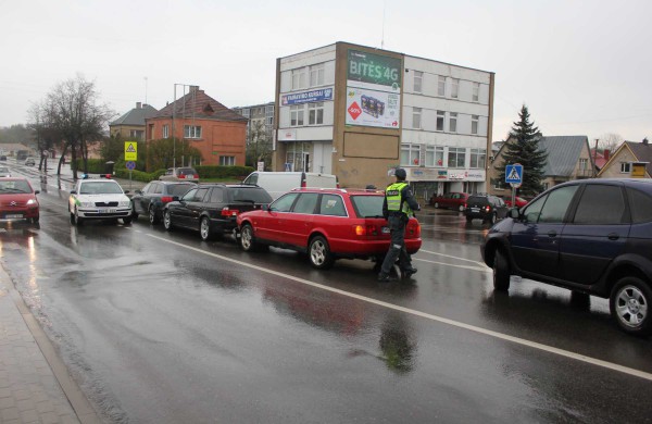 Tiltas per Nerį šią savaitę vairuotojams "nedraugiškas"