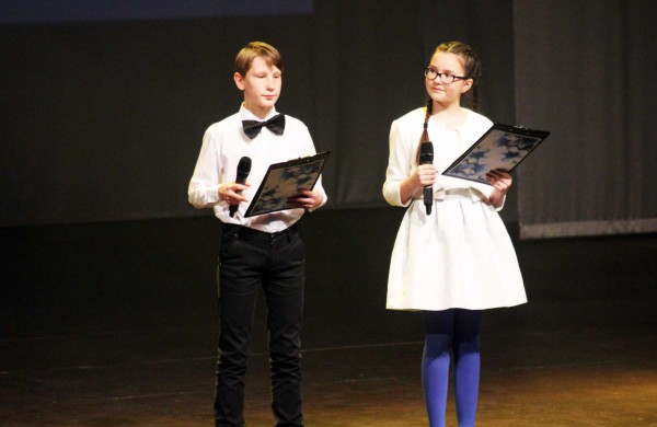 Jonavos kultūros centre jaukiai ir stilingai pasveikintos mamos