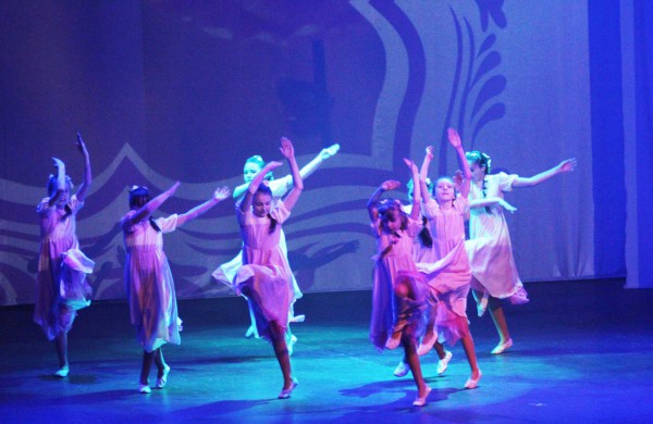 Jonavos kultūros centre jaukiai ir stilingai pasveikintos mamos