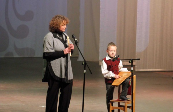 Jonavos kultūros centre jaukiai ir stilingai pasveikintos mamos