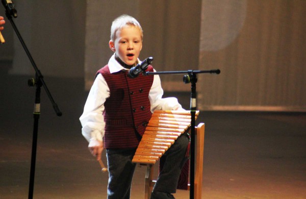 Jonavos kultūros centre jaukiai ir stilingai pasveikintos mamos