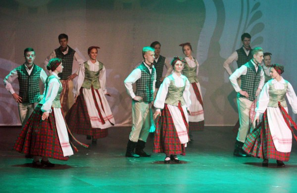 Jonavos kultūros centre jaukiai ir stilingai pasveikintos mamos