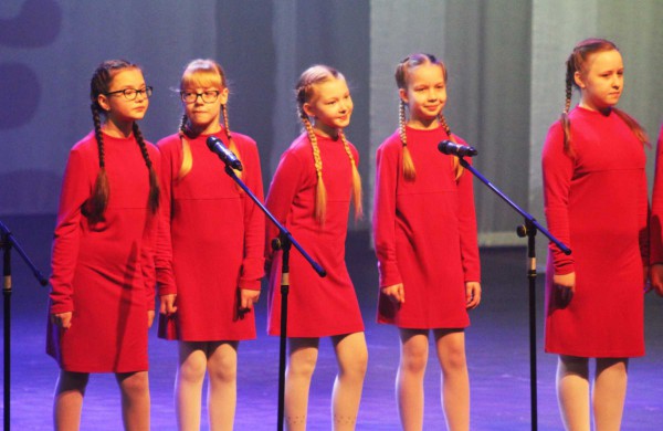 Jonavos kultūros centre jaukiai ir stilingai pasveikintos mamos