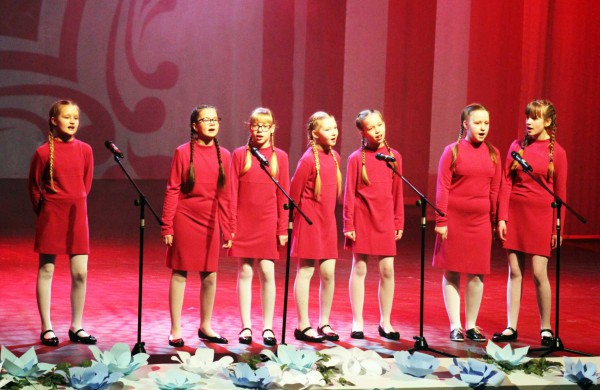 Jonavos kultūros centre jaukiai ir stilingai pasveikintos mamos