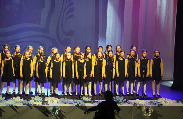 Jonavos kultūros centre jaukiai ir stilingai pasveikintos mamos