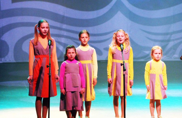 Jonavos kultūros centre jaukiai ir stilingai pasveikintos mamos