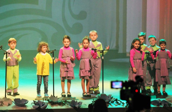 Jonavos kultūros centre jaukiai ir stilingai pasveikintos mamos