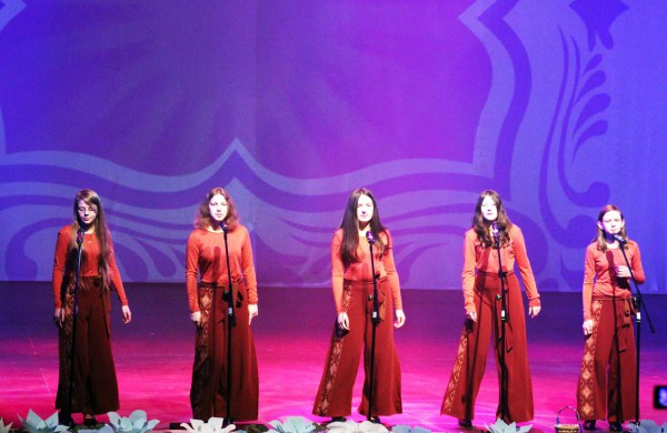 Jonavos kultūros centre jaukiai ir stilingai pasveikintos mamos