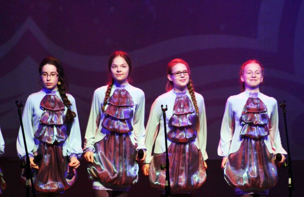 Jonavos kultūros centre jaukiai ir stilingai pasveikintos mamos