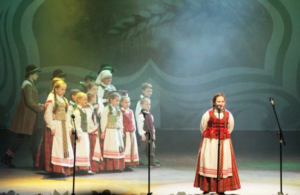 Jonavos kultūros centre jaukiai ir stilingai pasveikintos mamos