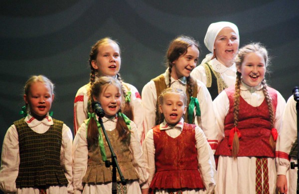 Jonavos kultūros centre jaukiai ir stilingai pasveikintos mamos