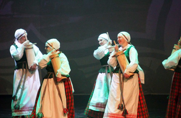 Jonavos kultūros centre jaukiai ir stilingai pasveikintos mamos