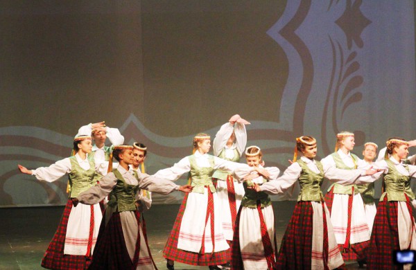 Jonavos kultūros centre jaukiai ir stilingai pasveikintos mamos