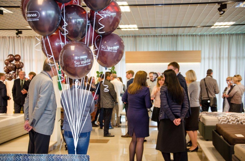 Čiužinių gamintoja įmonė „Lonas“ gimtadienio proga atnaujino parduotuvę Kaune